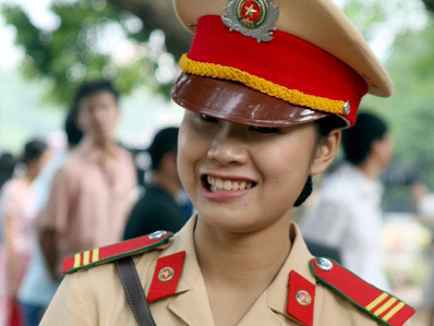 Nữ cảnh sát xuống đường điều khiển giao thông