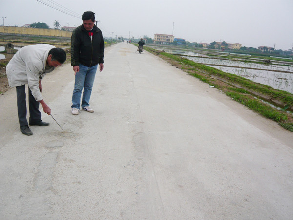 Mặt đường trồi sụt và chắp vá Ảnh: PC