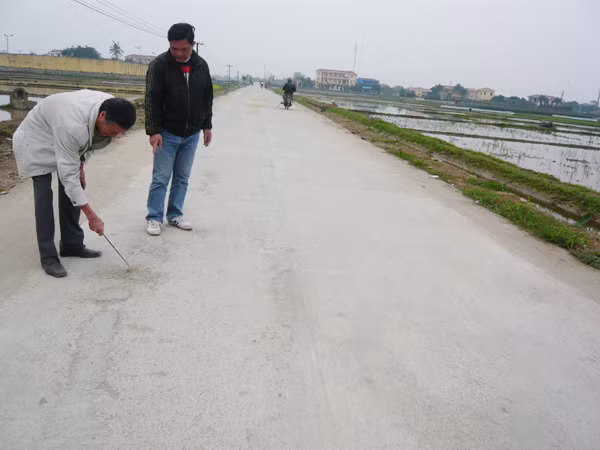 Mặt đường trồi sụt và chắp vá Ảnh: PC