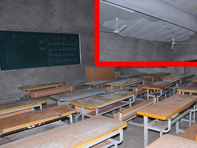 Mảng vữa trần lớp học (ảnh nhỏ) rơi đúng vị trí cô giáo và ba học sinh đang đứng