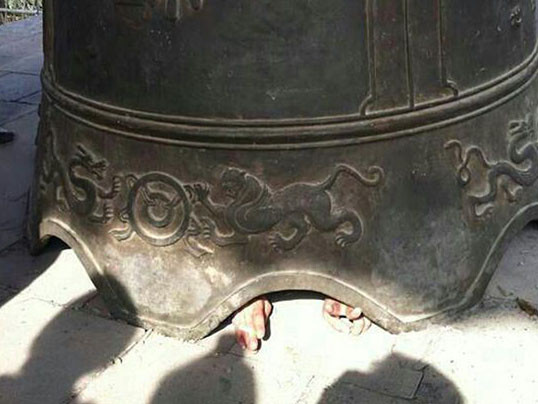 Anh Van Lin bị kẹt bên trong chiếc chuông khổng lồ