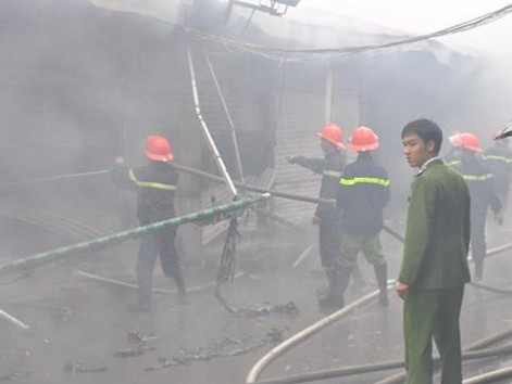 Hàng chục ki-ốt quần áo bị thiêu rụi lúc rạng sáng