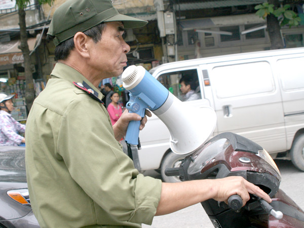 Trật tự phường không đội mũ bảo hiểm cỡi SH đi dẹp đường