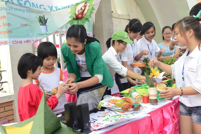 Hoa hậu Ngọc Hân đổi rác lấy cây xanh