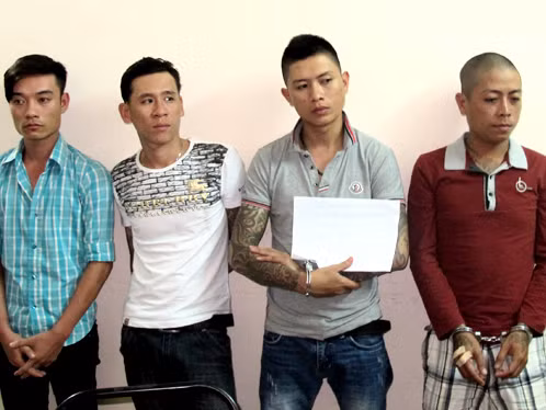 Băng nhóm 4 đối tượng dùng súng, kiếm, mã tấu và bình xịt hơi cay tấn công đánh chém người