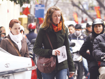 Băng qua đường luôn là nỗi sợ hãi với du khách nước ngoài tại Hà Nội Ảnh: Xuân Phú