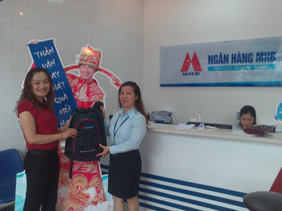 MBH tri ân thần vận may phát quà