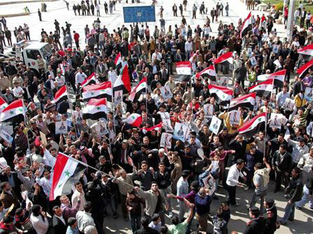 Hàng chục xe tăng bắn phá tại Syria