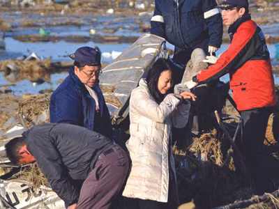 Đau đớn đi tìm người thân. Ảnh: Daily Mail