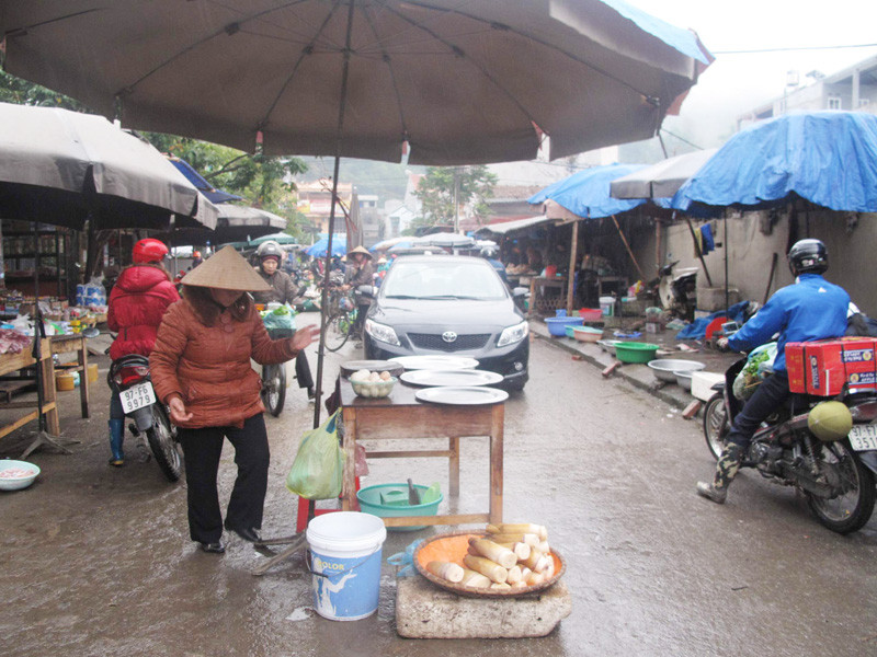 Ôtô muốn đi trong phố phải chờ xin đường các sạp hàng Ảnh: Thanh Chương