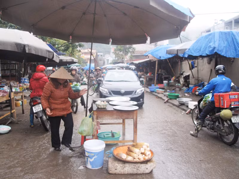 Ôtô muốn đi trong phố phải chờ xin đường các sạp hàng Ảnh: Thanh Chương