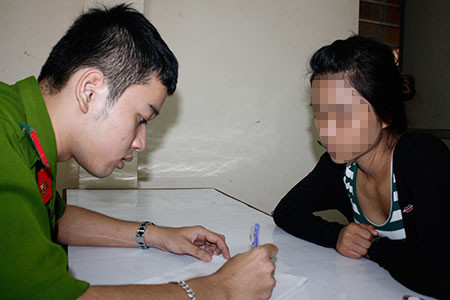 Đối tượng L tại cơ quan công an