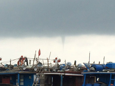 Vòi rồng đen kịt ngoài khơi biển Thừa Thiên-Huế