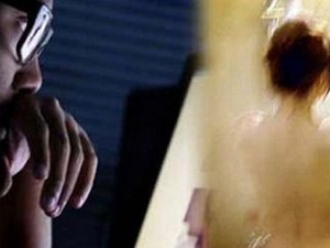 Quay lén thiếu nữ tắm, phát trực tuyến trên web sex