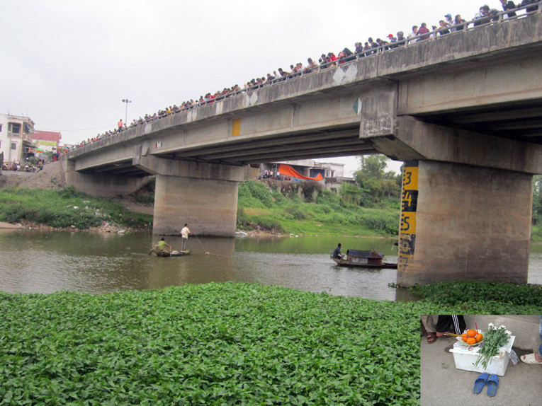 Đông đảo người dân hiếu kỳ theo dõi công tác tìm kiếm thi thể nạn nhân (ảnh lớn) và đôi dép cô gái bỏ lại trước khi tự tử