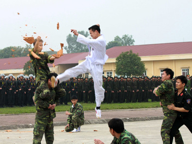 Cảnh sát cơ động luyện tập như phim hành động