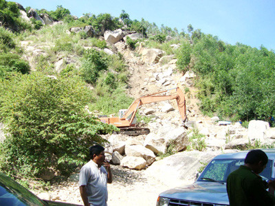 Lộn xộn khai thác đá ở Hòn Chà