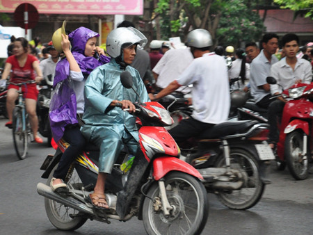 Sĩ tử đội mưa đi thi