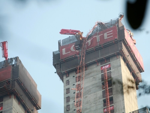 Vụ sập cần cẩu tại tòa nhà