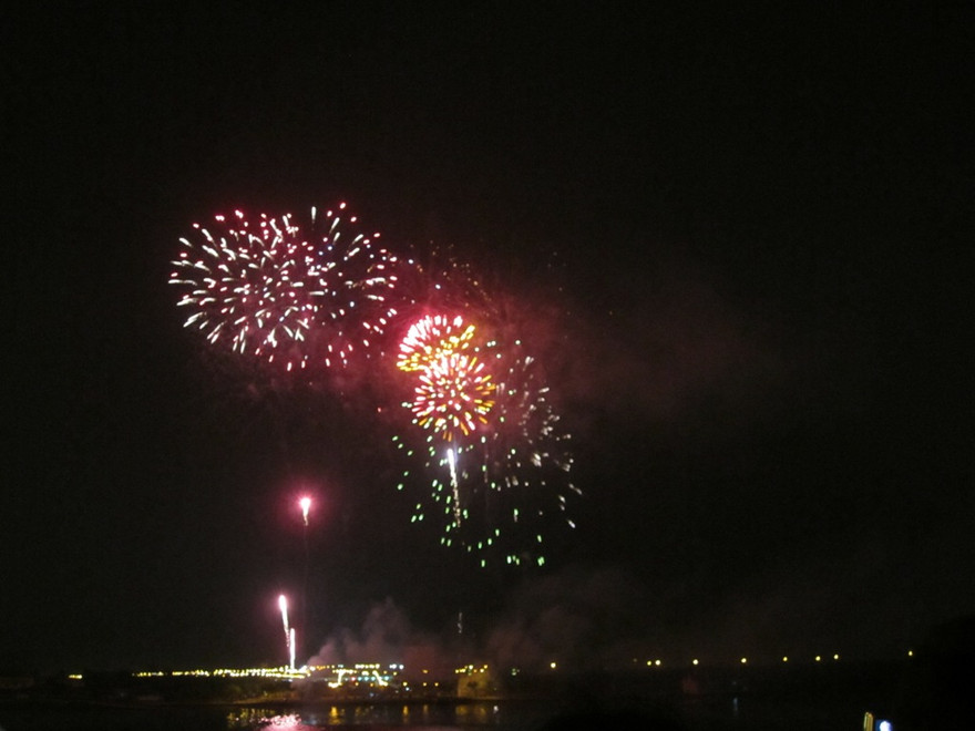 Lần đầu bắn pháo hoa tầm cao mừng Tết Dương lịch