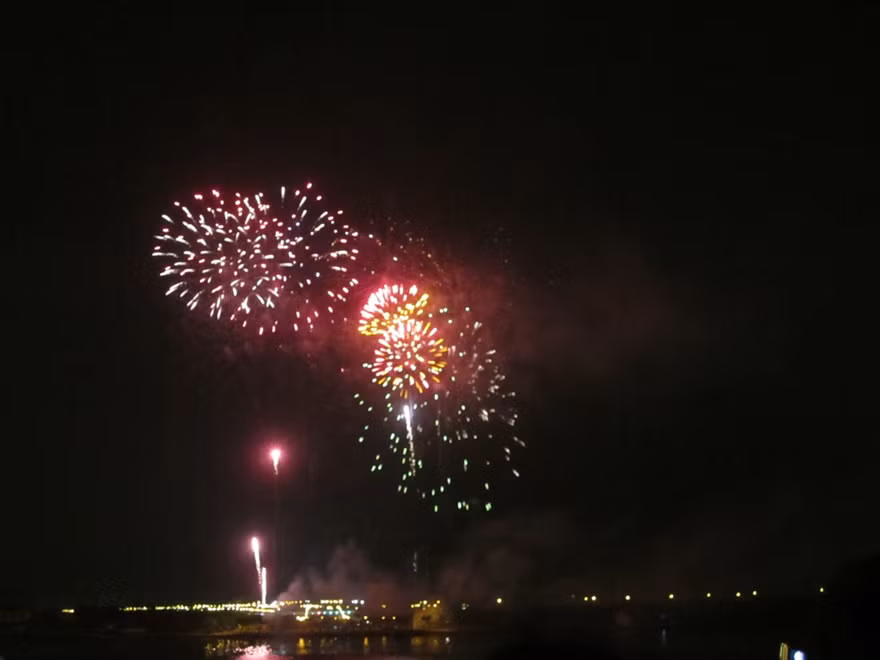 Lần đầu bắn pháo hoa tầm cao mừng Tết Dương lịch