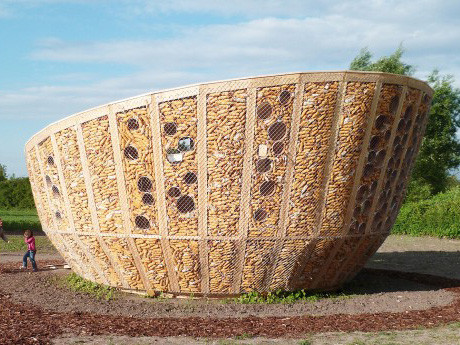 Ngôi nhà thân thiện xây bằng... bắp ngô