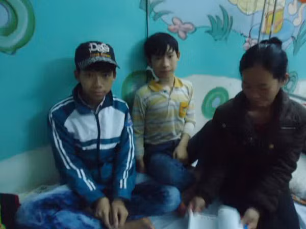 Chị Điệp chăm sóc hai con tại bệnh viện