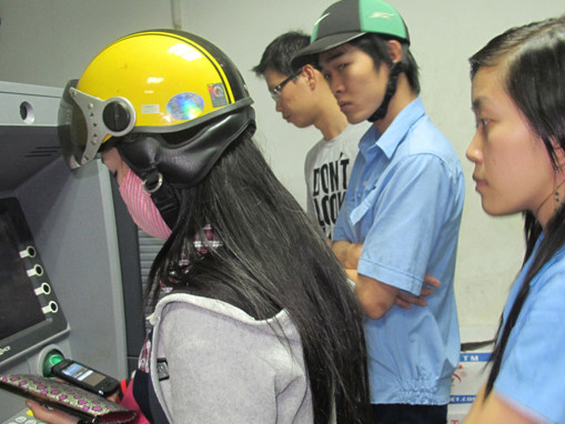 Lại xếp hàng dài bên máy ATM