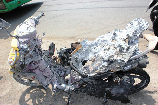 Đến lượt xe máy Yamaha bốc cháy
