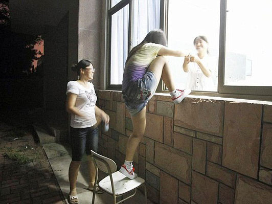 Sinh viên dựng lều lúc nửa đêm để… nhận chỗ ngồi