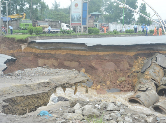 Xuất hiện 'hố tử thần' khổng lồ ở Hà Nội