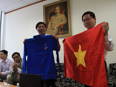 Tặng cờ Tổ quốc có bài thơ Thần cho tàu QNg 96382