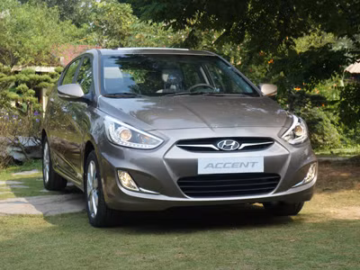 Soi kĩ Hyundai Accent hatchback