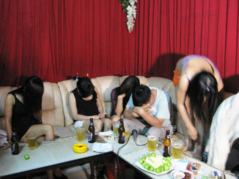 Những show múa thoát y trong quán karaoke