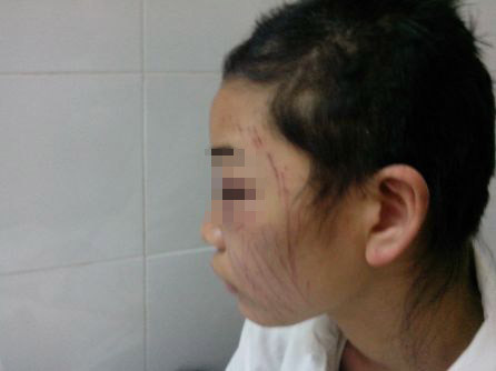 Mẹ trẻ bị hành hạ dã man vì một tin nhắn tình cảm?