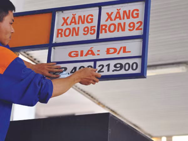 Petrolimex tăng giá xăng lúc 14h chiều qua Ảnh: Vnexpress