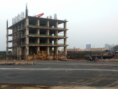 Lấp xong hố tử thần đường Lê Văn Lương kéo dài