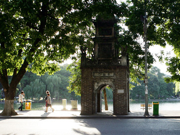 Lo ga tàu điện ngầm đặt bên Hồ Gươm