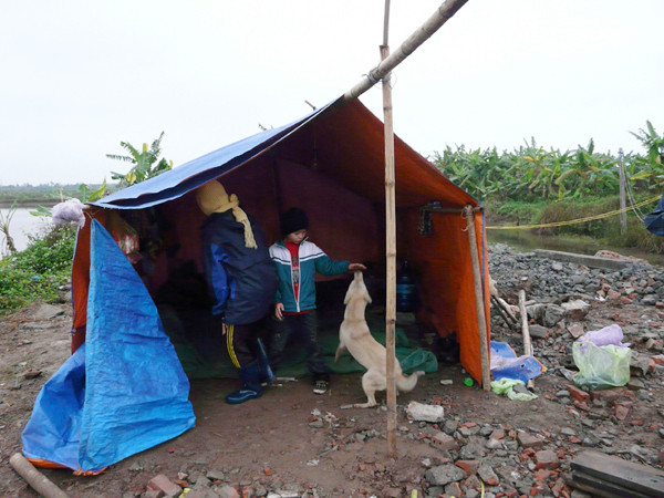 Vợ con ông Vươn, ông Quý dựng lều ở trên nền nhà đã bị san phẳng. Ảnh: Lam Khê