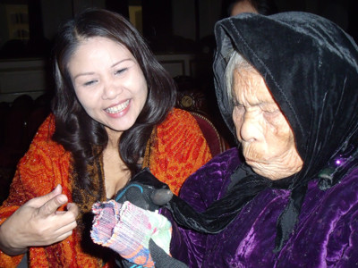 Nghệ nhân Hà Thị Cầu về với Tổ