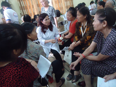 Khám bệnh miễn phí và tặng quà cho 200 người cao tuổi