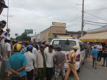 Hai vợ chồng chết thảm dưới bánh ô tô