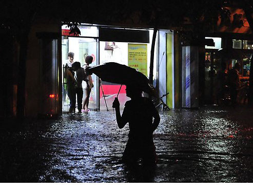 Một người đàn ông lội giữa một con phố ở Bắc Kinh, Trung Quốc