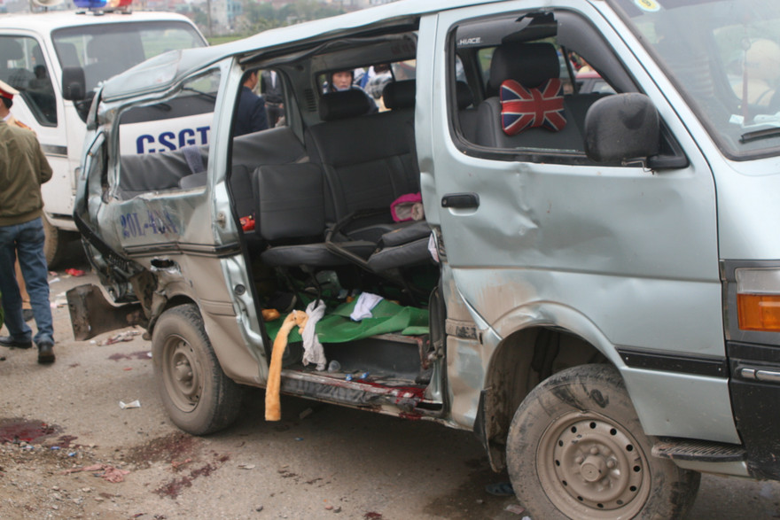 Tàu hoả đâm ô tô, 16 người chết và bị thương