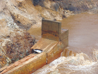 Vỡ đập thủy điện, 8 người 'đánh đu' trên ngọn cây