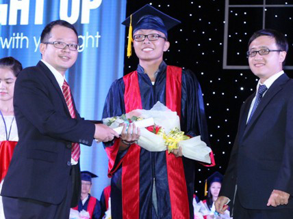 Chàng trai giành học bổng của 12 trường đại học Mỹ