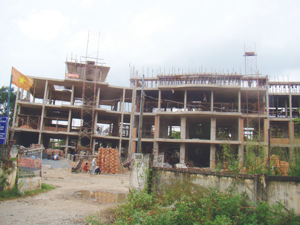 Trường 'đắp chiếu', hàng ngàn trẻ không có chỗ học