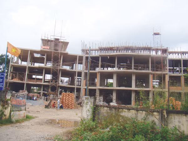 Trường 'đắp chiếu', hàng ngàn trẻ không có chỗ học