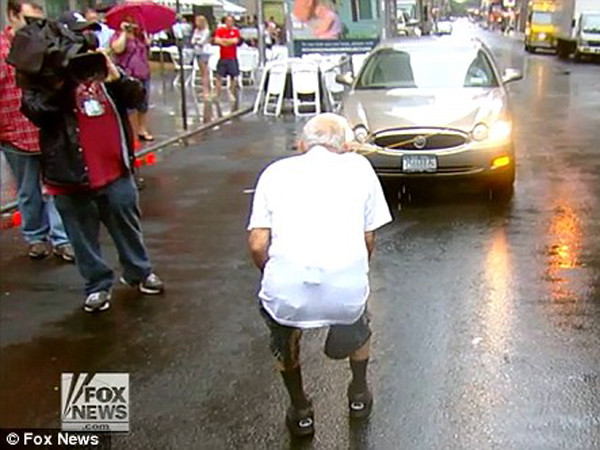 Cụ ông 91 tuổi dùng răng kéo xe 1,7 tấn