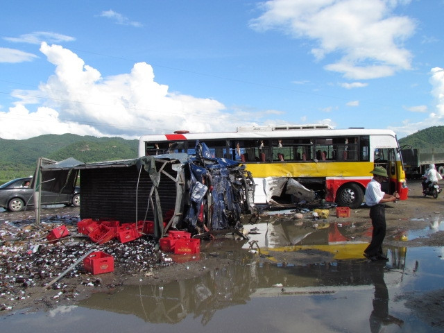 Xe tải đâm xe bus, hai người chết tại chỗ